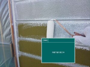 外壁の塗装　下塗り　北名古屋市