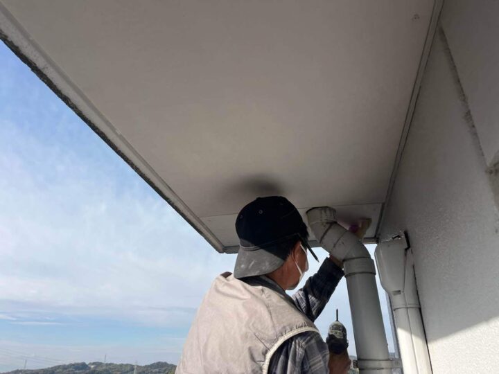 軒天 張り替え中