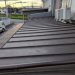 屋根葺き替え工事後の住宅｜ガルバリウム鋼板でリフォームされた新しい屋根