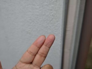 外壁洗浄前のチョーキングが発生している状態