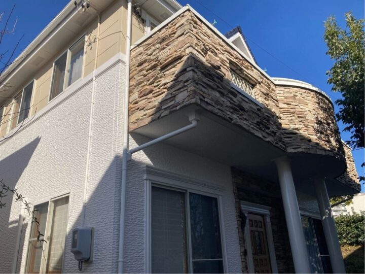 春日井市Ａ様邸　外壁塗装工事　コーキング打ち替え、打ち増し工事　バルコニー防水工事、基礎塗装、鉄柱塗装