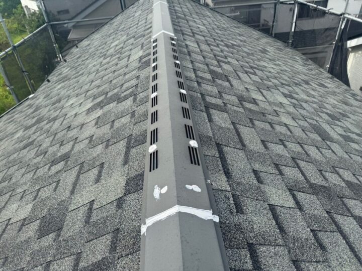 屋根 棟板金施工中